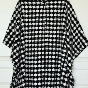 Black and White Fleece Houndstooth Poncho
